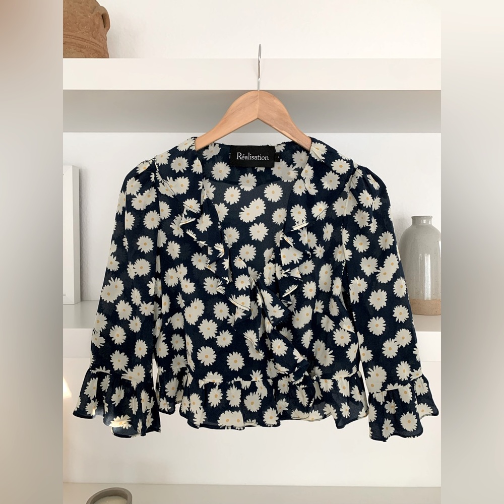 Realisation Par floral silk top. Cher daisy. Size small.